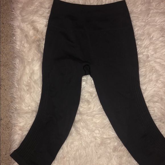 Cropped dark grey/black lululemon leggings - Picture 4 of 4